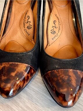 Sofft tortoise shell Cap-Toe Women’s pumps - Natural Leather Lining